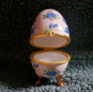 Vintage porcelain footed egg trinket box with hinged lid
